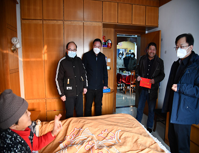 王進(jìn)強(qiáng)到淮海走訪慰問困難職工.jpg