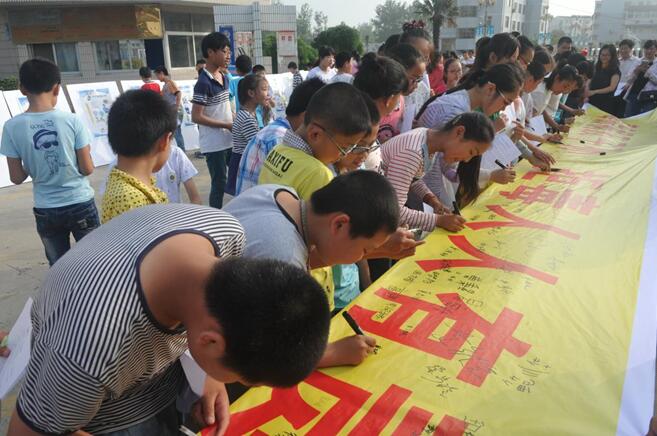 我場開展禁毒宣傳教育進學(xué)校社區(qū)活動.jpg