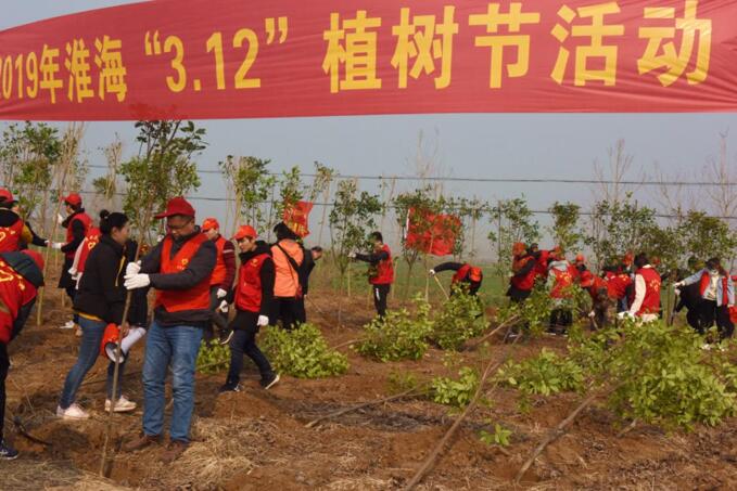 淮海農(nóng)場有限公司團委開展義務植樹活動.jpg