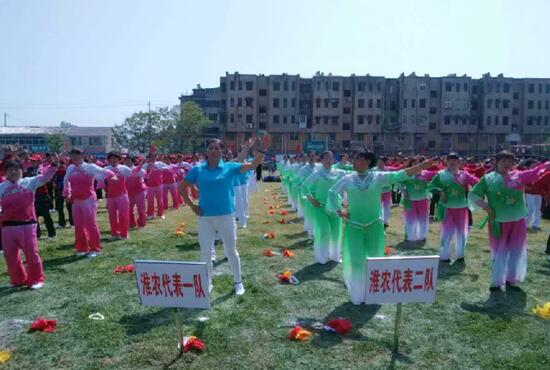 淮海代表隊(duì)在射陽(yáng)老年體育節(jié)上展風(fēng)采.jpg