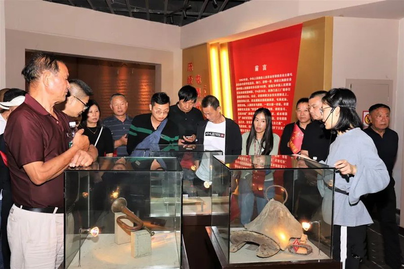 在農(nóng)建四師陳列館感受軍墾文化教育.jpg